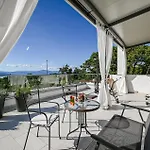 Stunning In With Heated Swimming Pool Apartament *