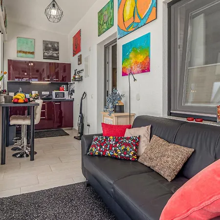 Beautiful In With Jacuzzi Apartment *