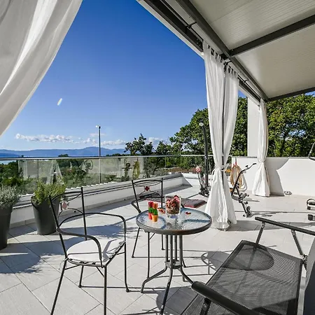 Beautiful In With Jacuzzi Apartment *