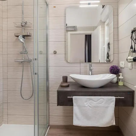 Stunning In With Heated Swimming Pool *